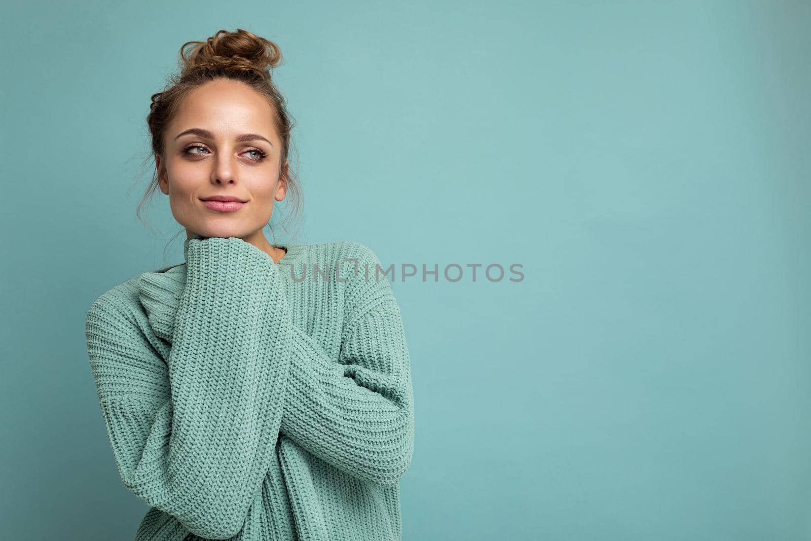 Close-up portrait of nice-looking attractive lovely lovable pretty cute winsome gorgeous cheerful cheery wavy-haired blonde woman isolated on pastel color background wearing stylish clothes.