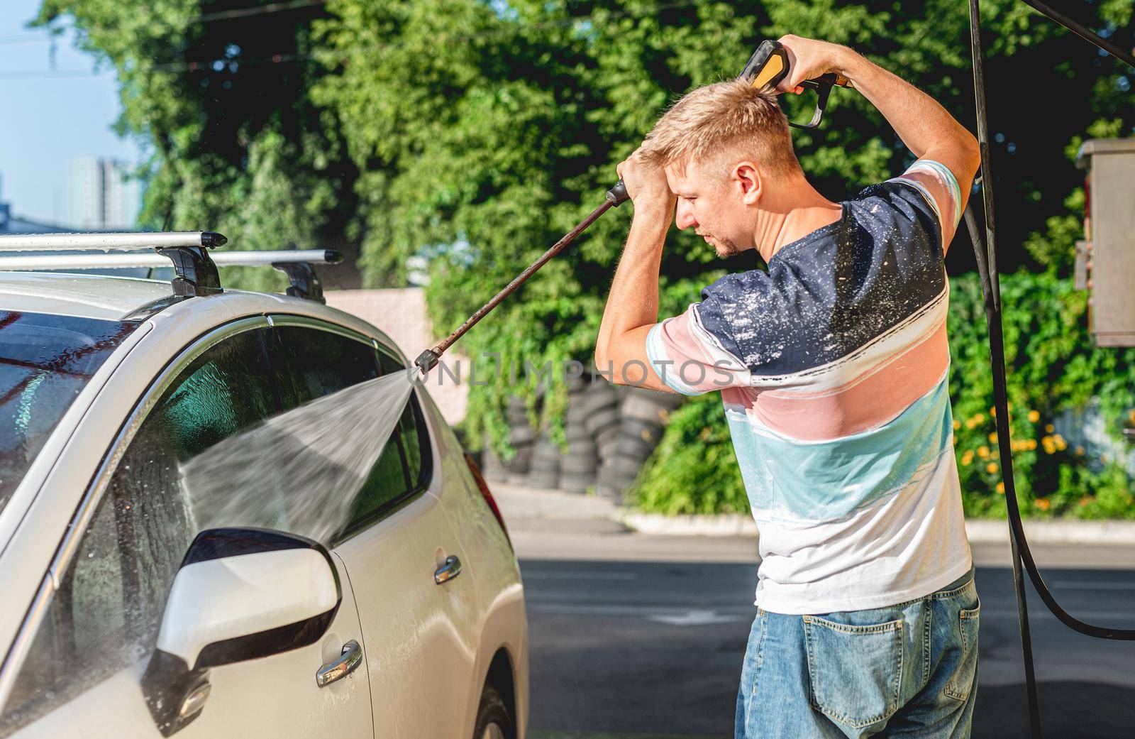 Washing car with high pressure water by tan4ikk1