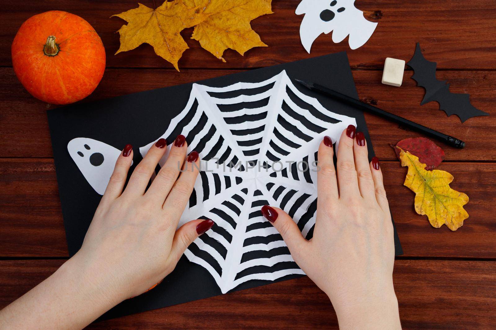 Halloween DIY. Step-by-step instructions for making a spider web from paper. Step 10.