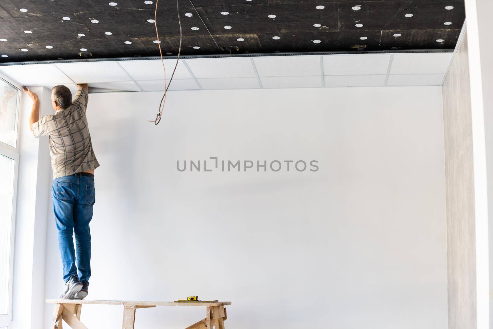 The wage workers set the ceiling profile in the new flat.