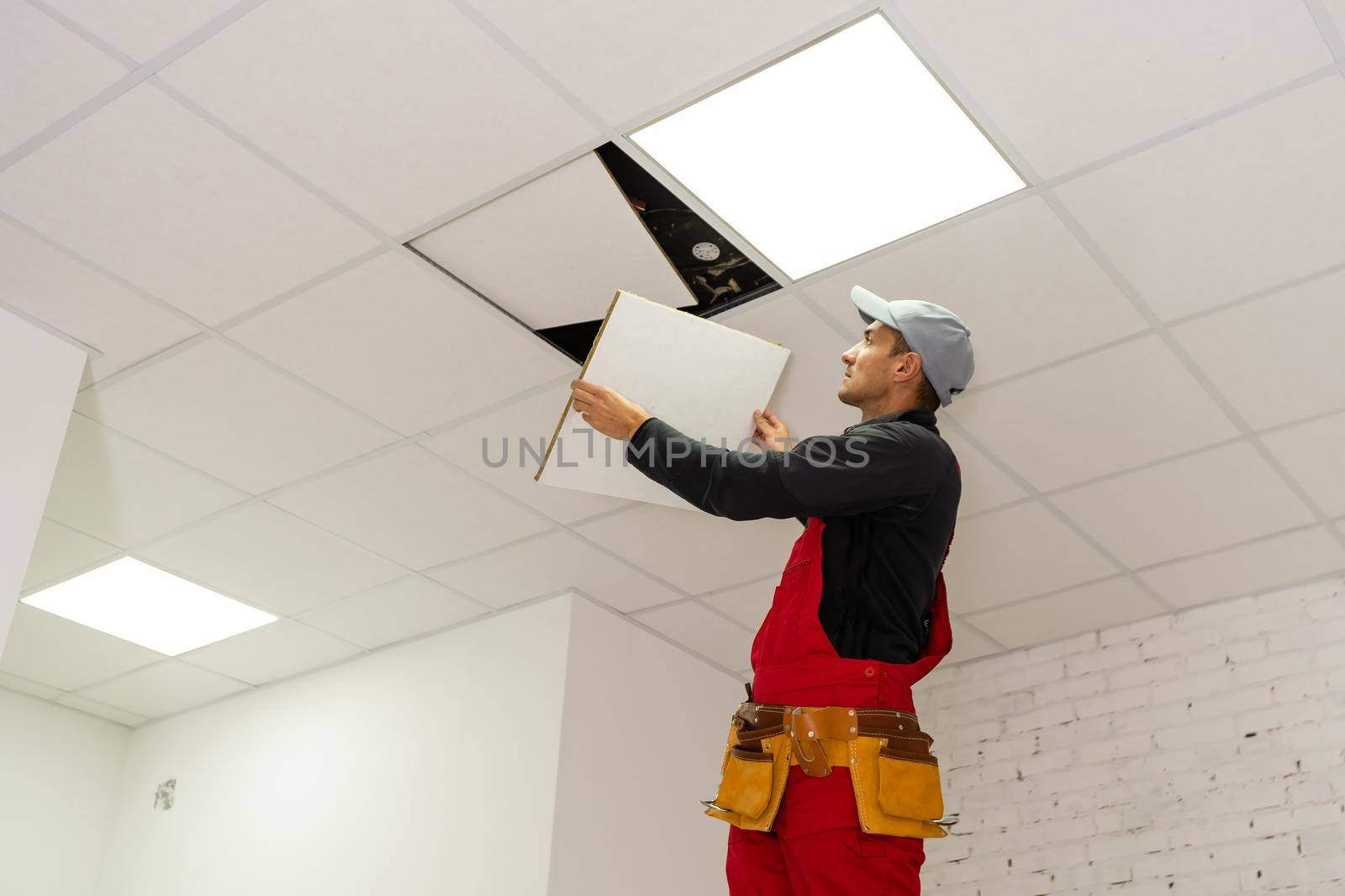 Ceiling installation with expert technicians In the room that is in the construction process