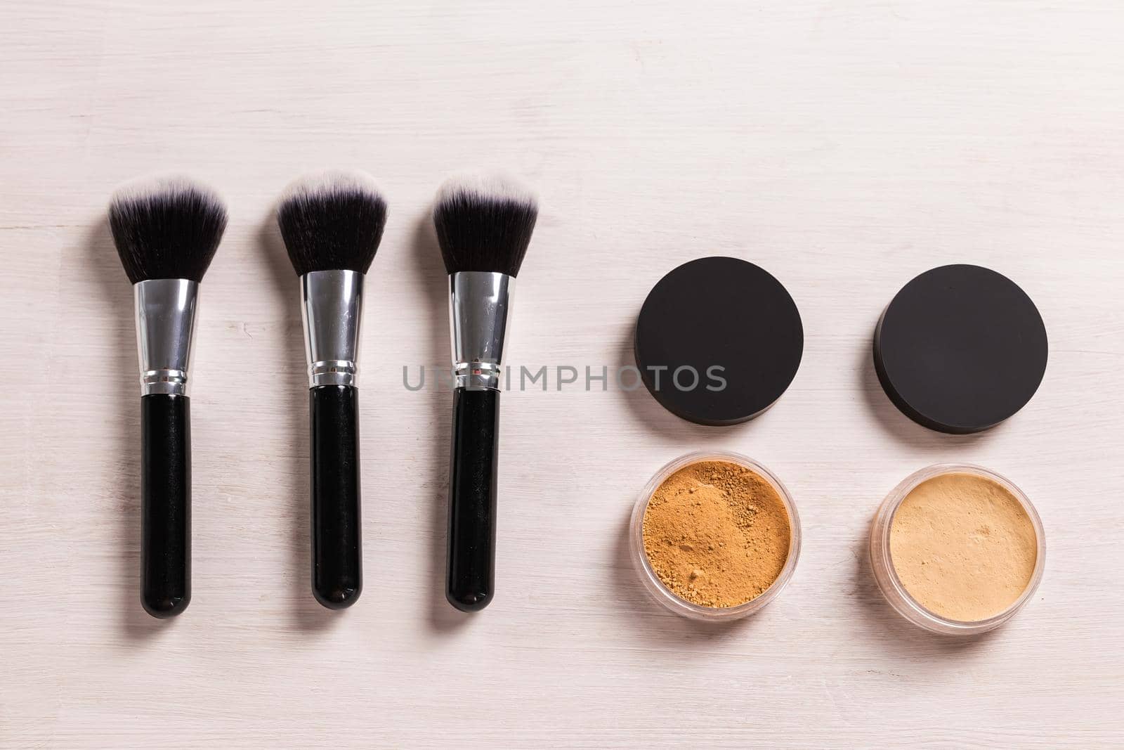 Mineral face powder and brushes. Eco-friendly and organic beauty products by Satura86