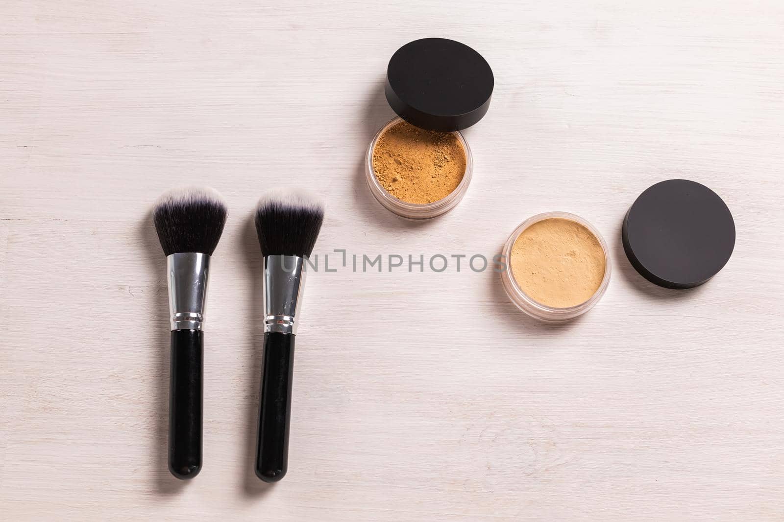 Mineral face powder and brush. Eco-friendly and organic beauty products by Satura86