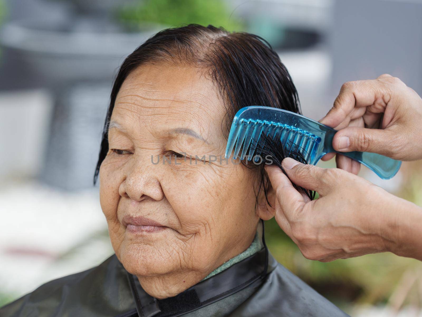 hand use comb to dressing the hair of a senior woman