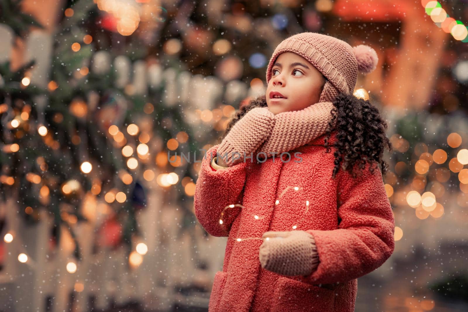 A baby girl of 5 years walks the streets on the eve of the New Year holiday