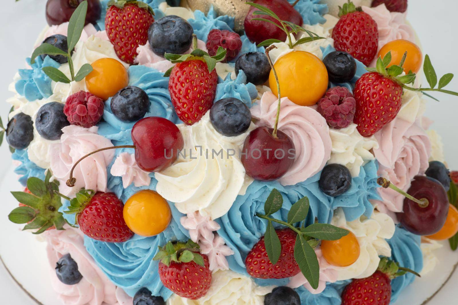 Cake with cream of mascarpone and fresh berries by Demkat