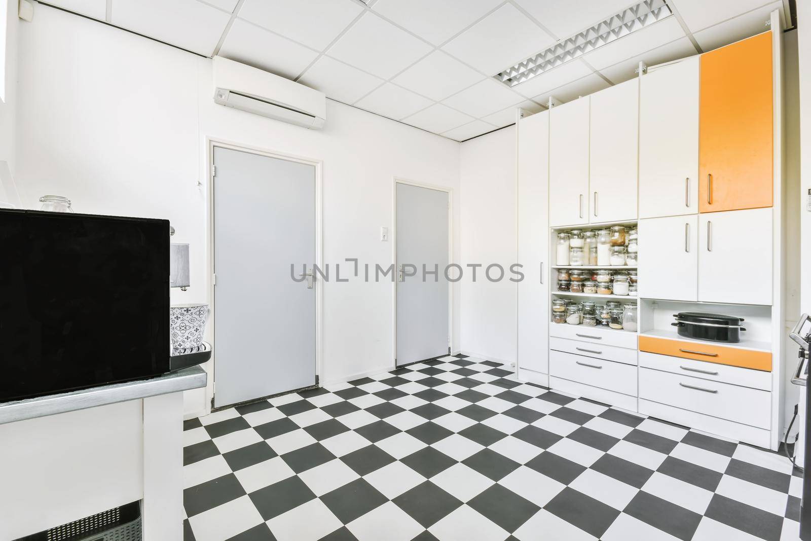 Room with checkerboard floor by casamedia