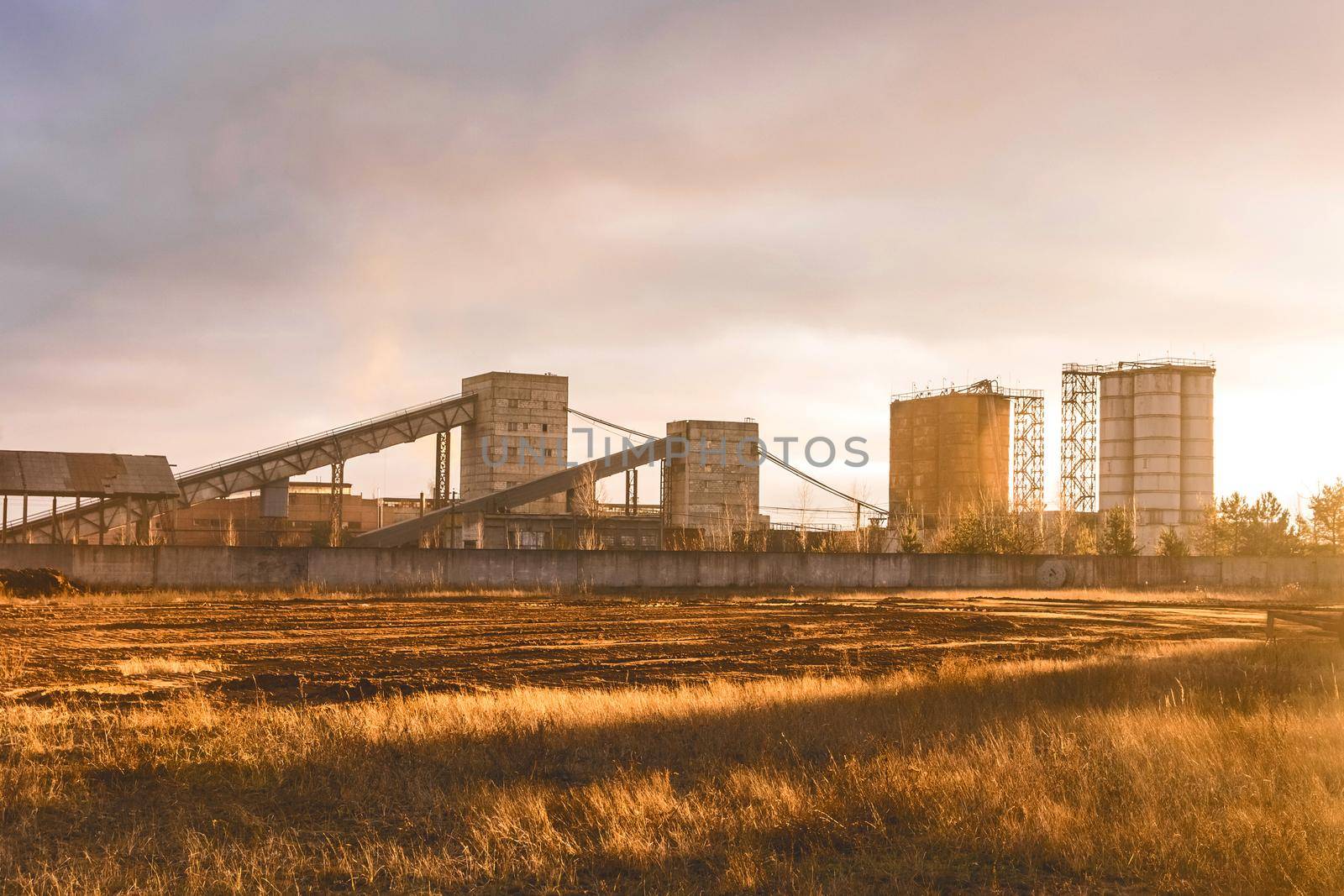 Conveyor belt tower for storing and protecting feed, grain or cement from exposure to water and air. Silo industry, manufacturing, storage tanks on agriculture industrial plant.