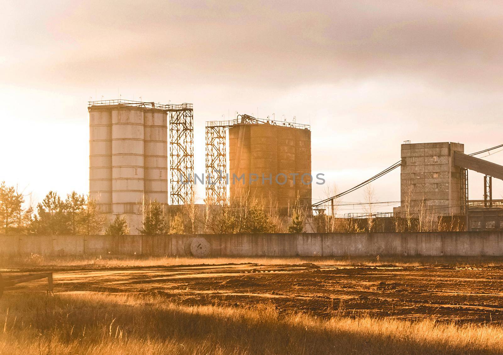 Conveyor belt tower for storing and protecting feed, grain or cement from exposure to water and air. Silo industry, manufacturing, storage tanks on agriculture industrial plant by AYDO8