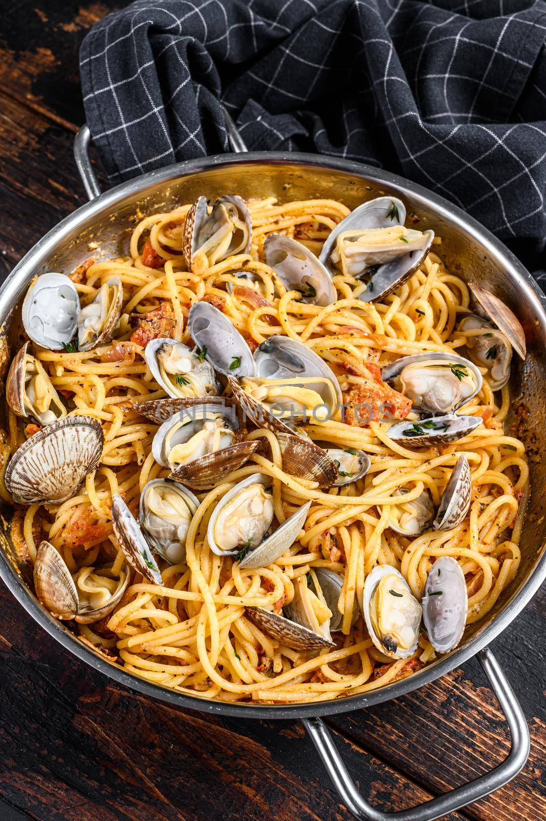 Clams vongole Seafood pasta Spaghetti in a pan. Dark Wooden background. Top view by Composter