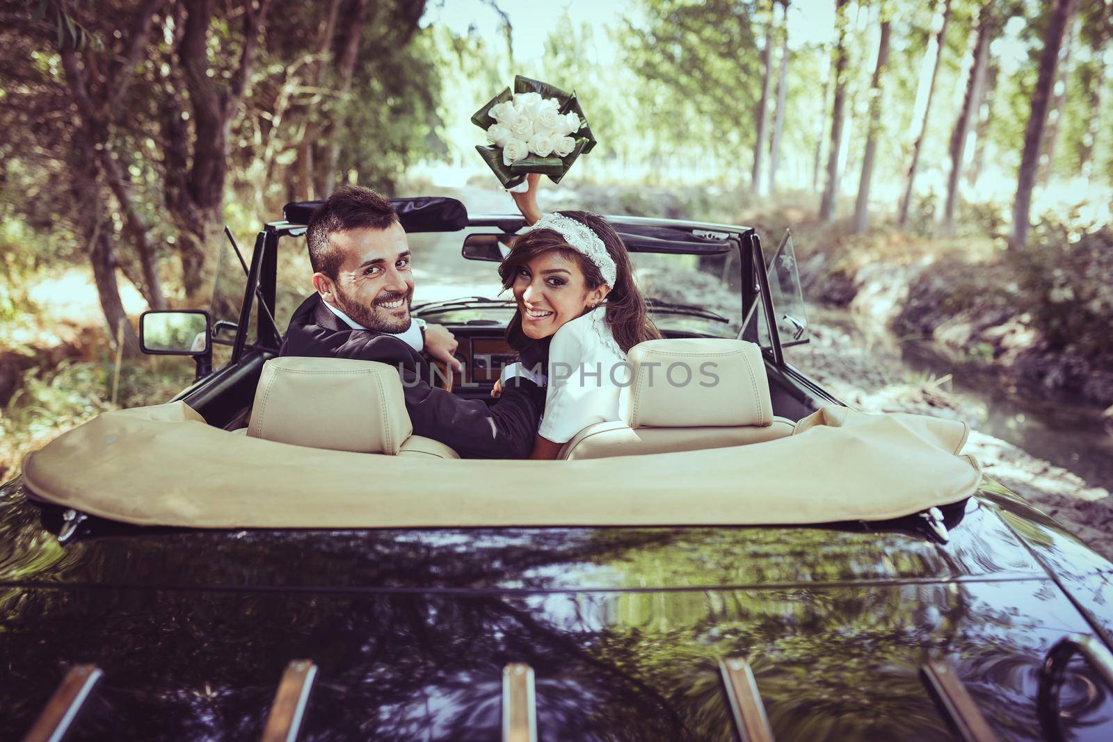 Just married couple in an old car by javiindy