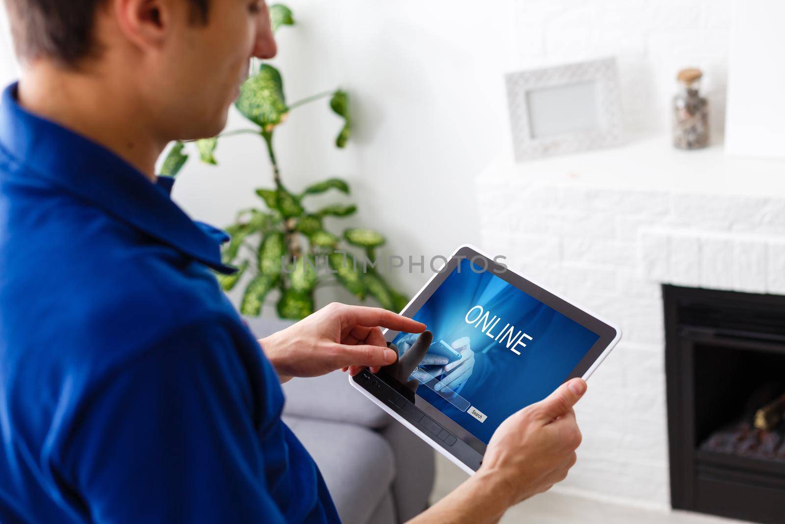 online on a laptop, Online customer service