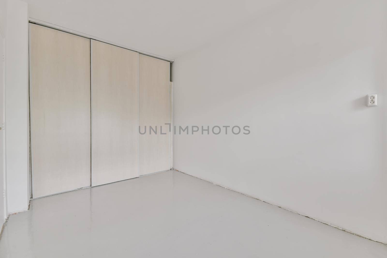 Room with large wardrobe by casamedia