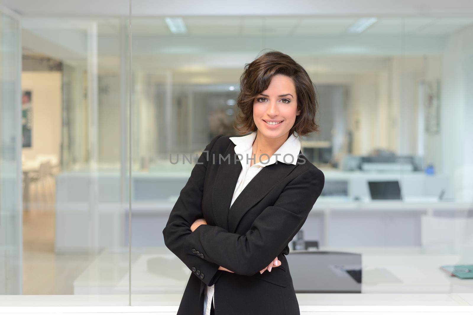 Portrait of a business woman in a office. Crossed arms