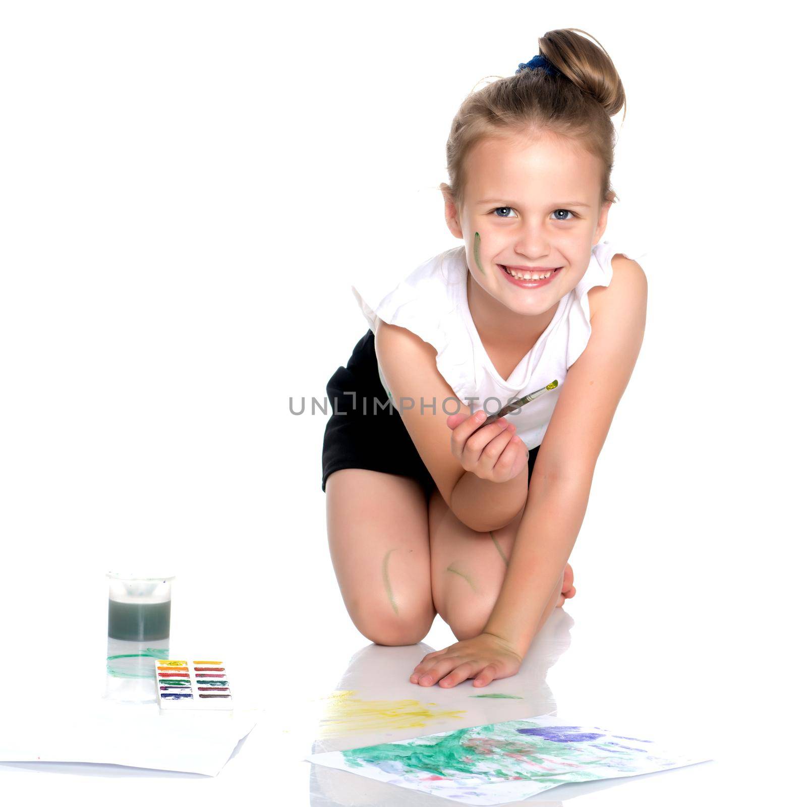 A little girl draws paints on her body by kolesnikov_studio