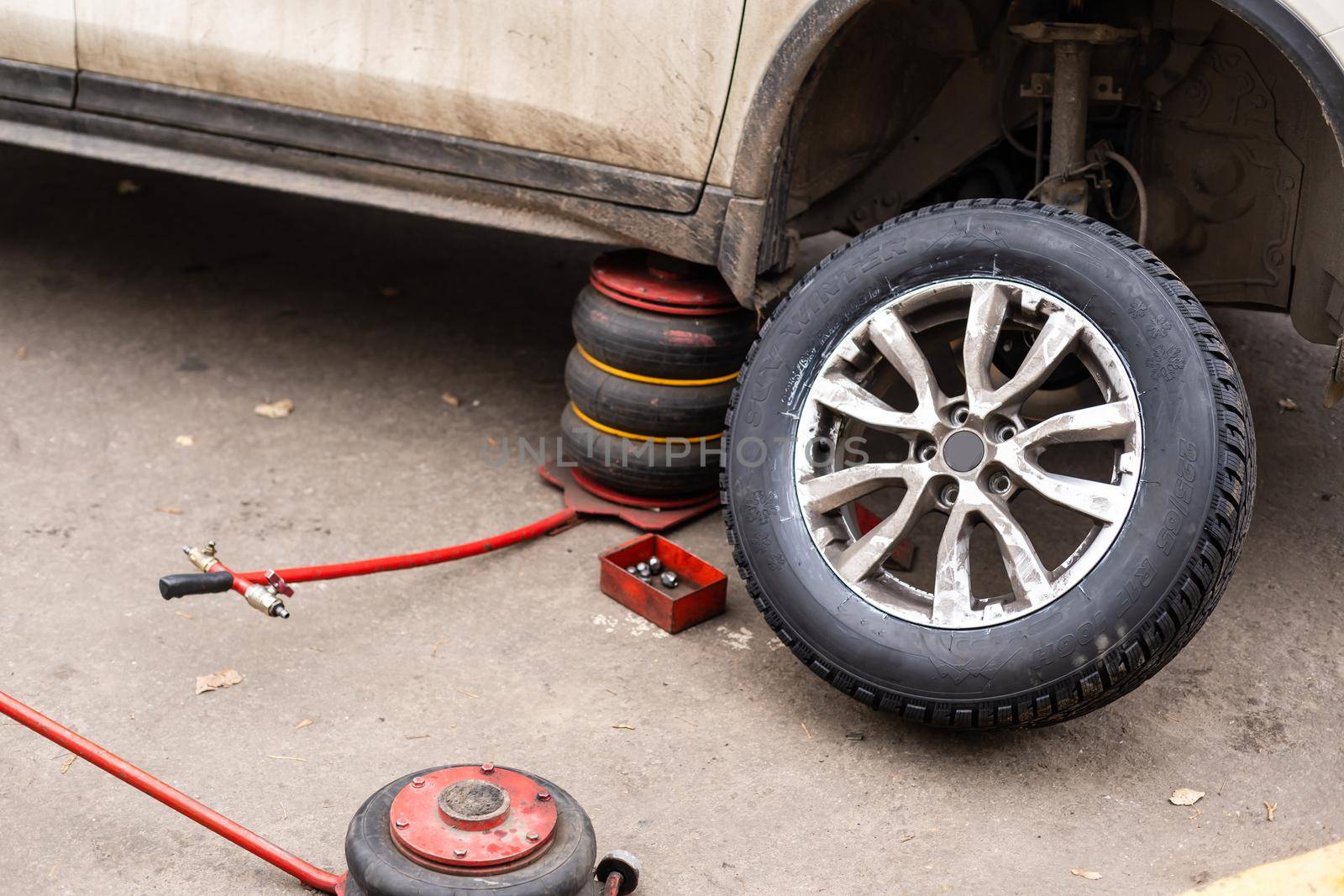 Changing wheel on a car