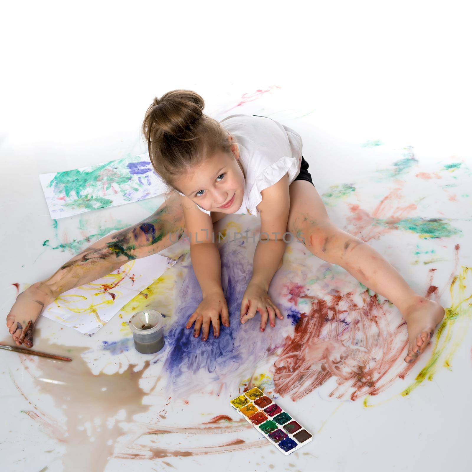 A little girl draws paints on her body by kolesnikov_studio