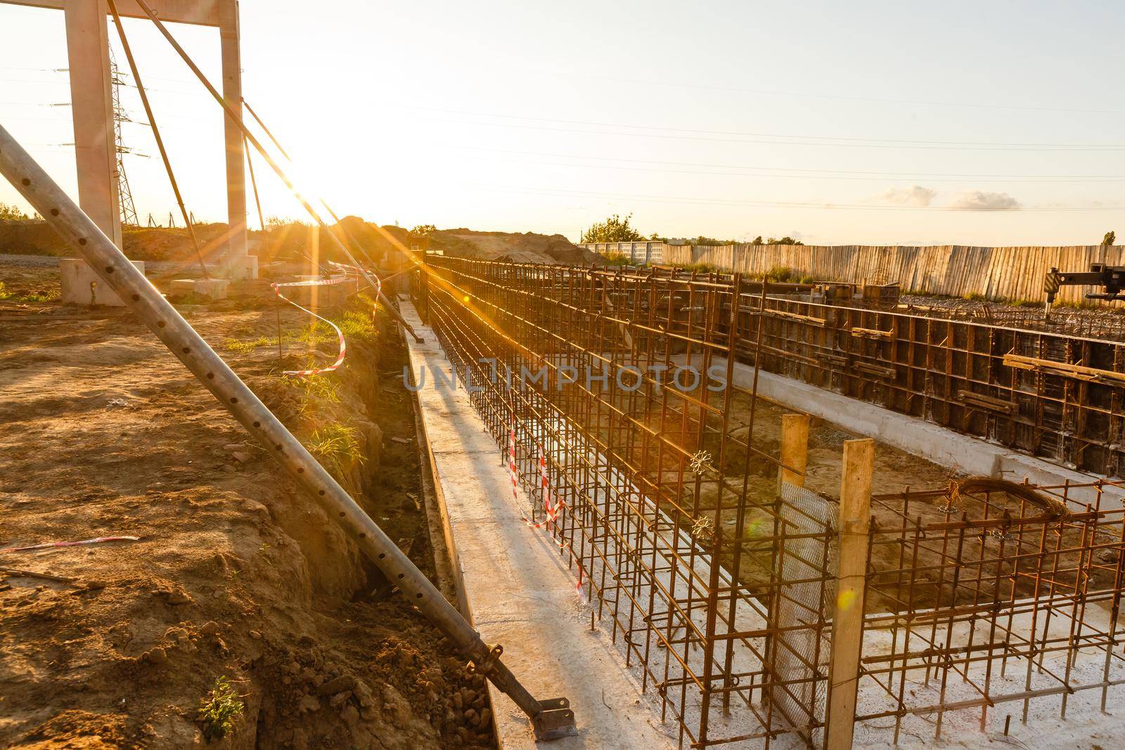 Design of reinforcement cage of reinforcement for concrete frame house, brick house, formwork for concrete pouring, construction site, working crane, construction of houses
