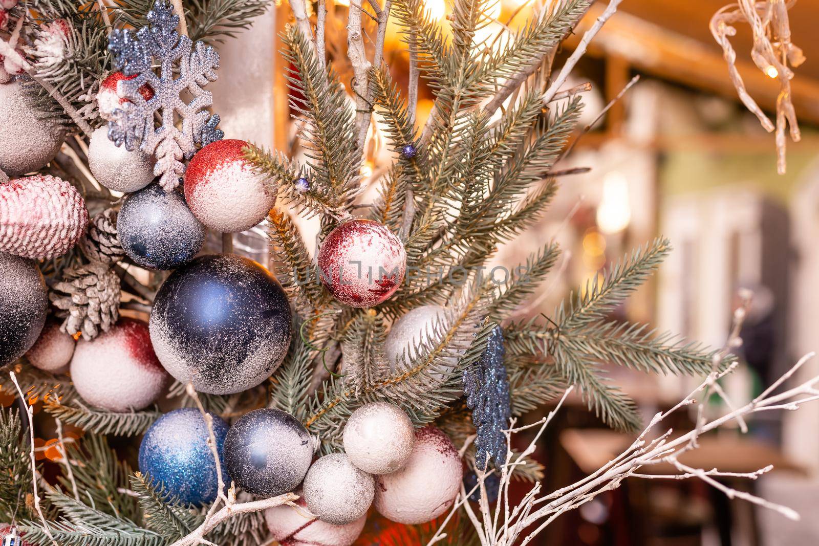 street Christmas decorations: a wreath with balls and garlands.