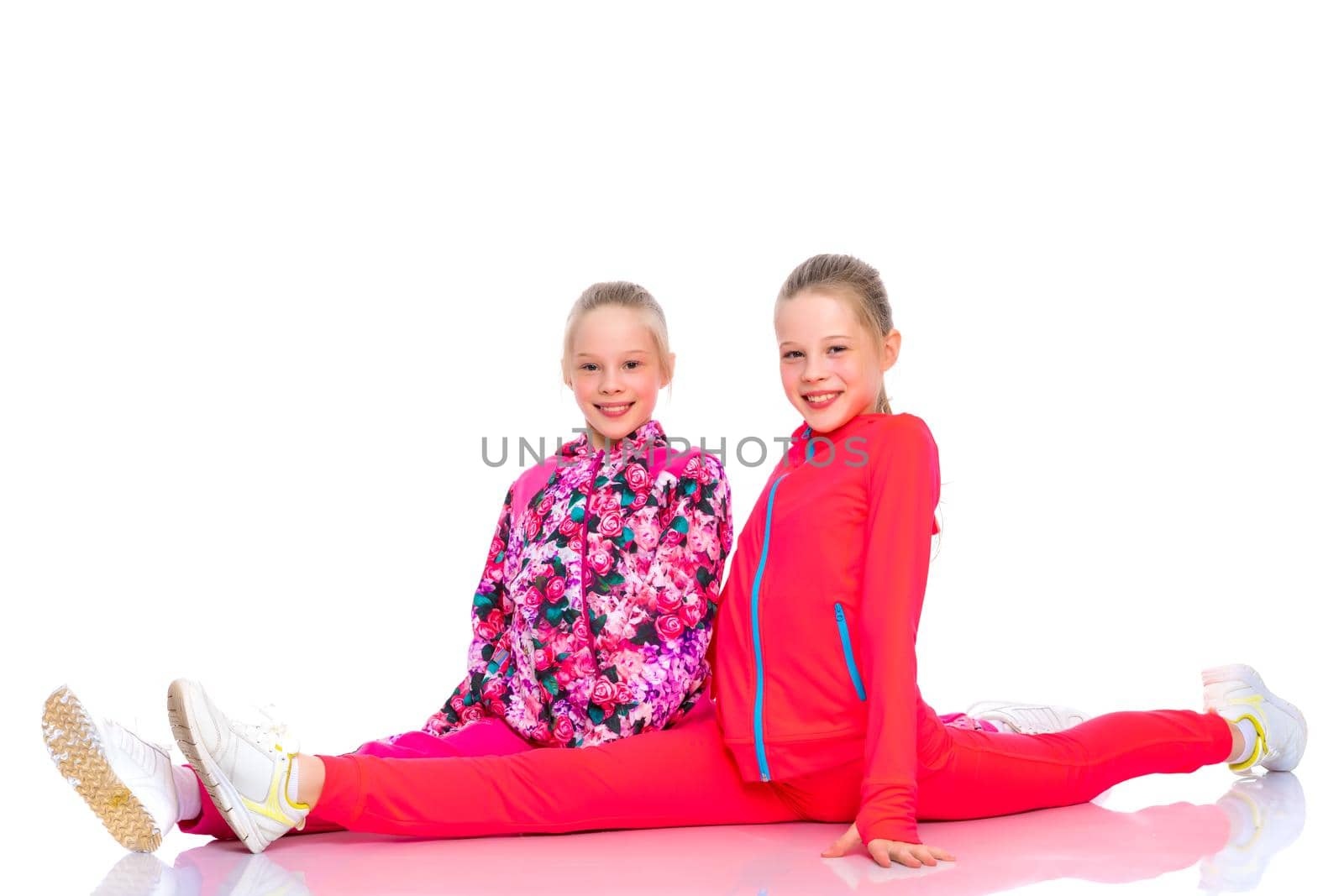Girls gymnasts perform exercises on twine. by kolesnikov_studio