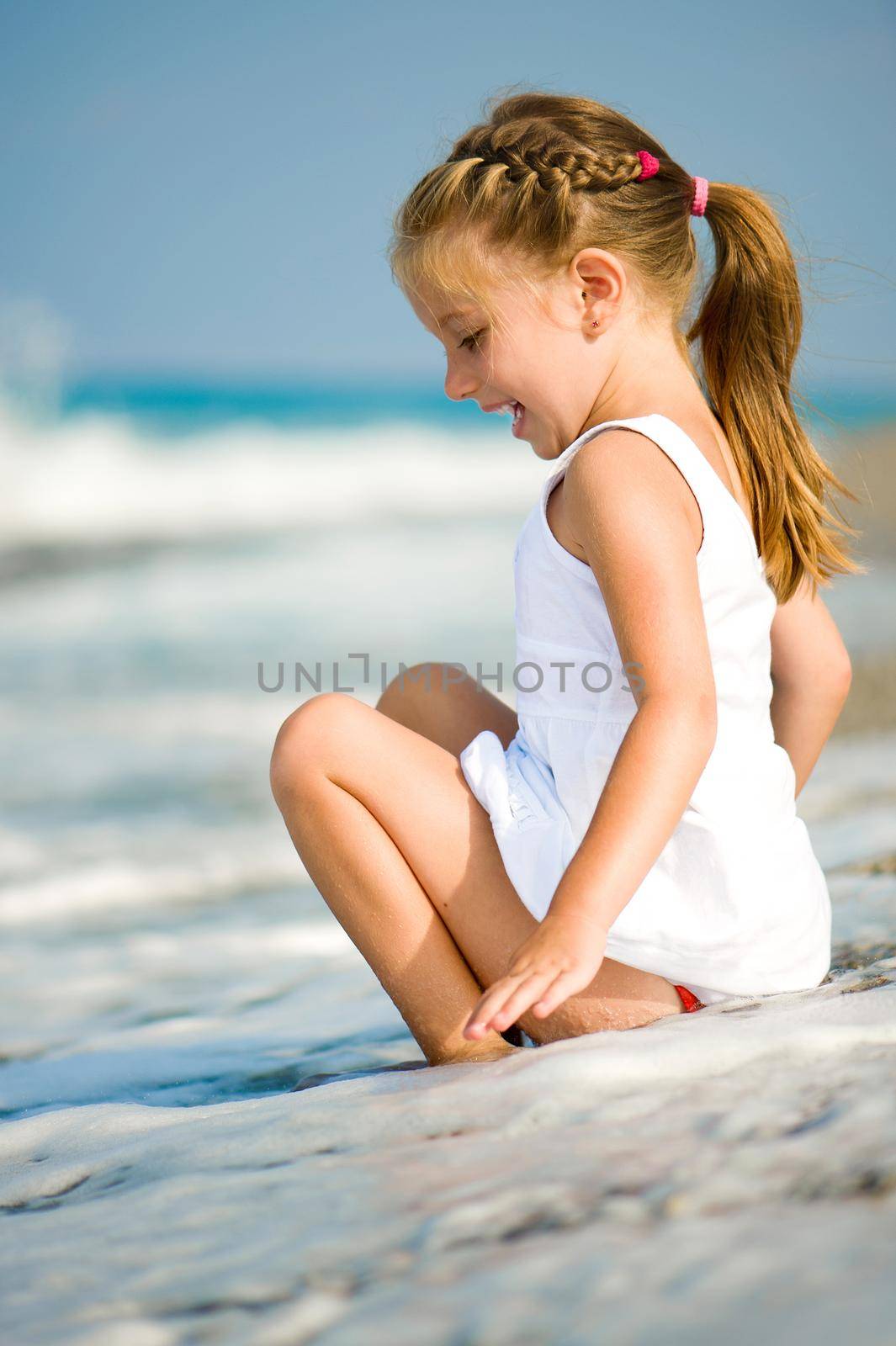 little girl on the beach by tan4ikk1
