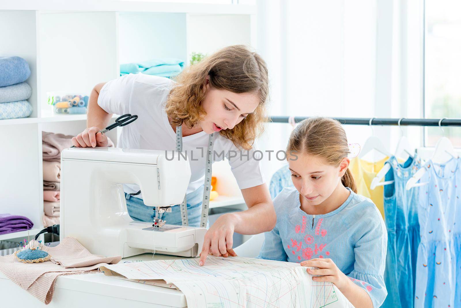 Tailor is teaching student at workshop