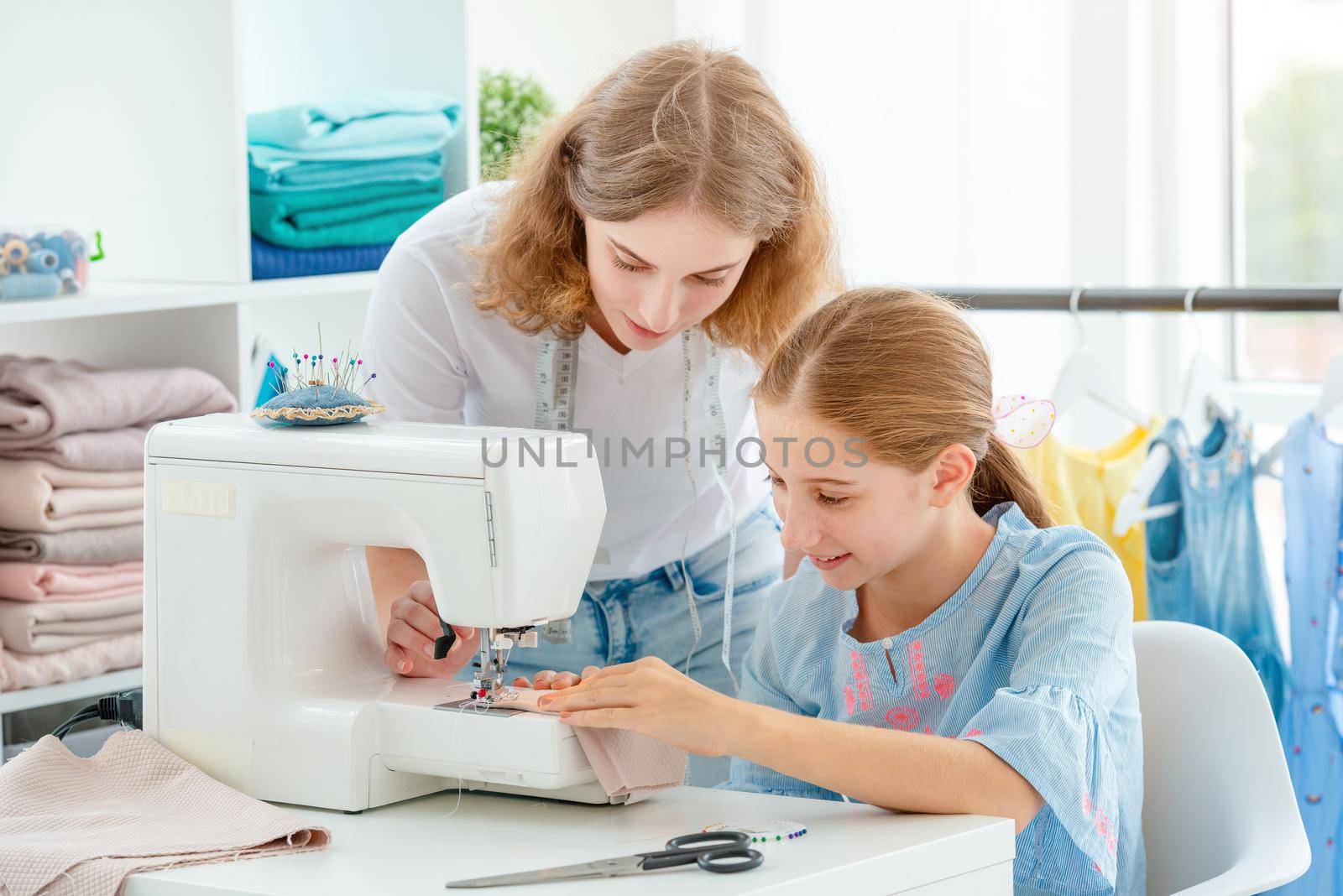 Tailor is teaching student at workshop