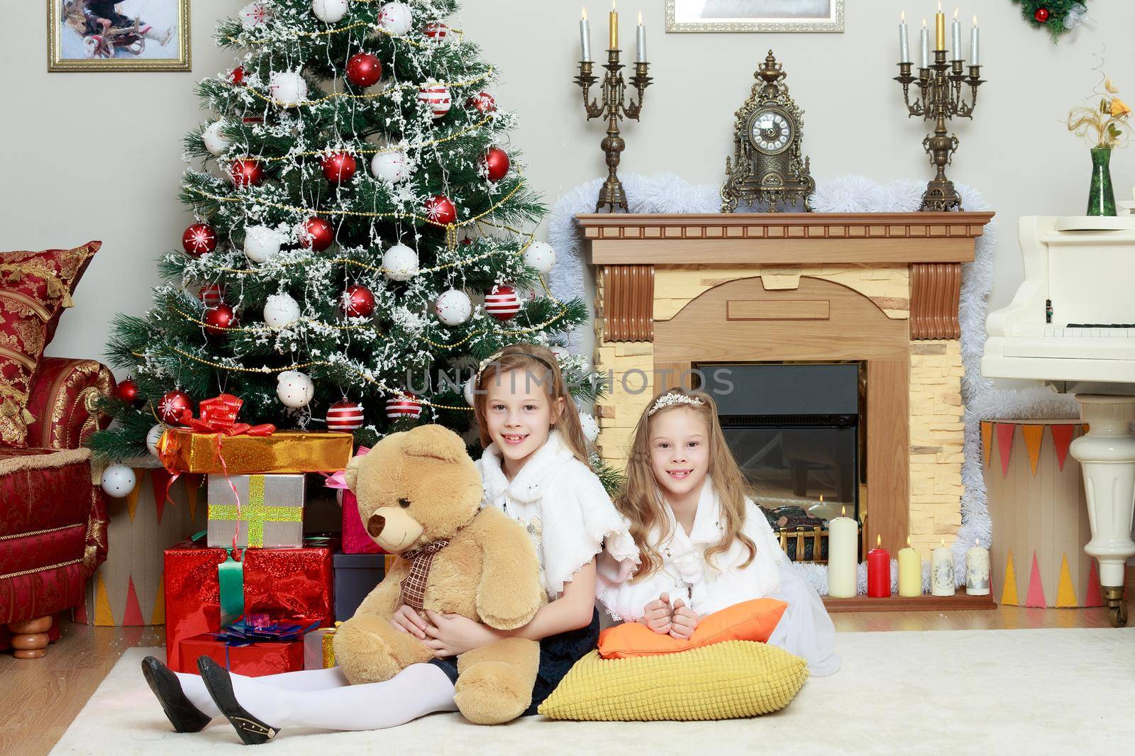 Girls twins with gifts e Christmas tree. by kolesnikov_studio