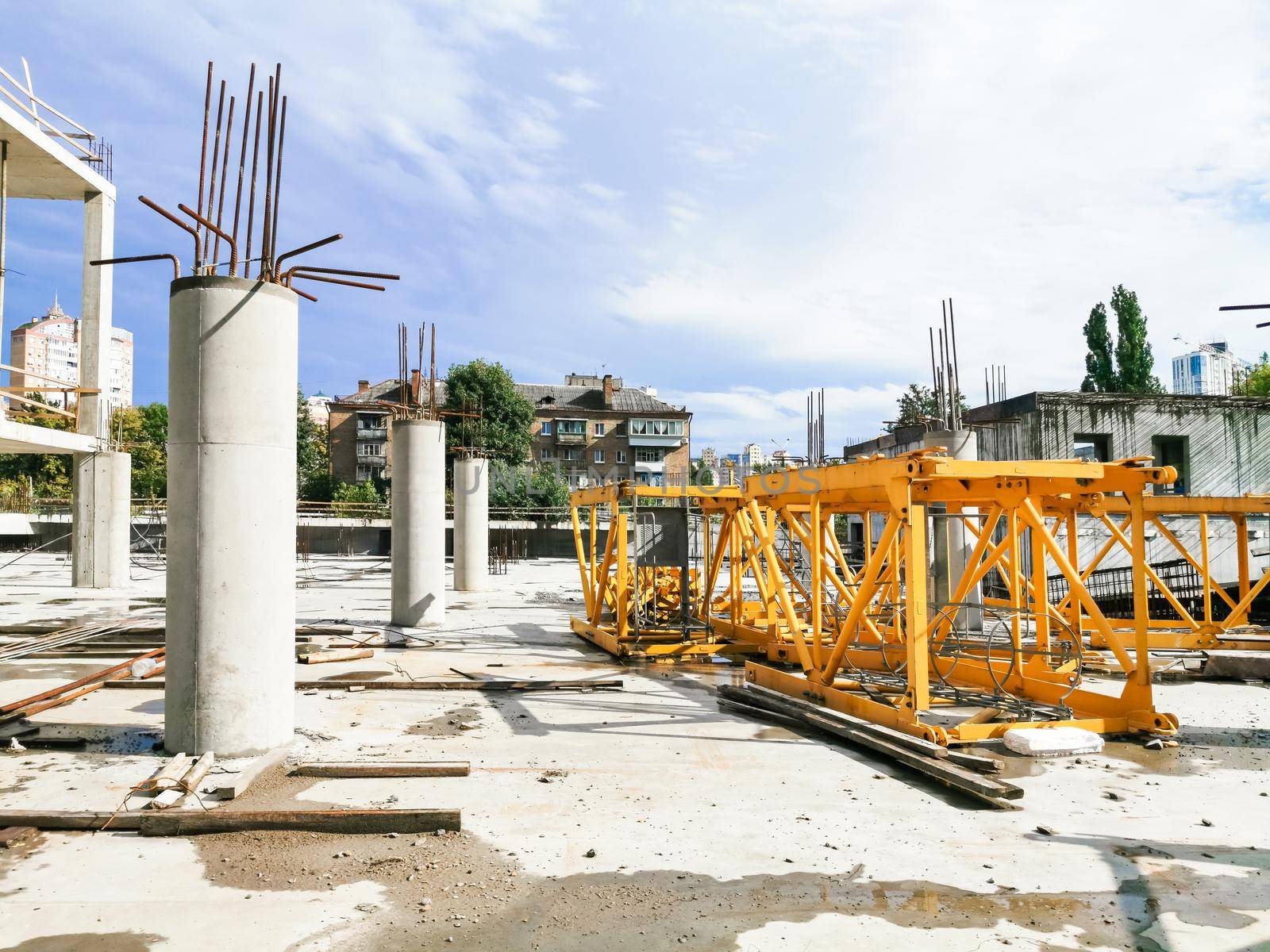 Design of reinforcement cage of reinforcement for concrete frame house, brick house, formwork for concrete pouring, construction site, working crane, construction of houses