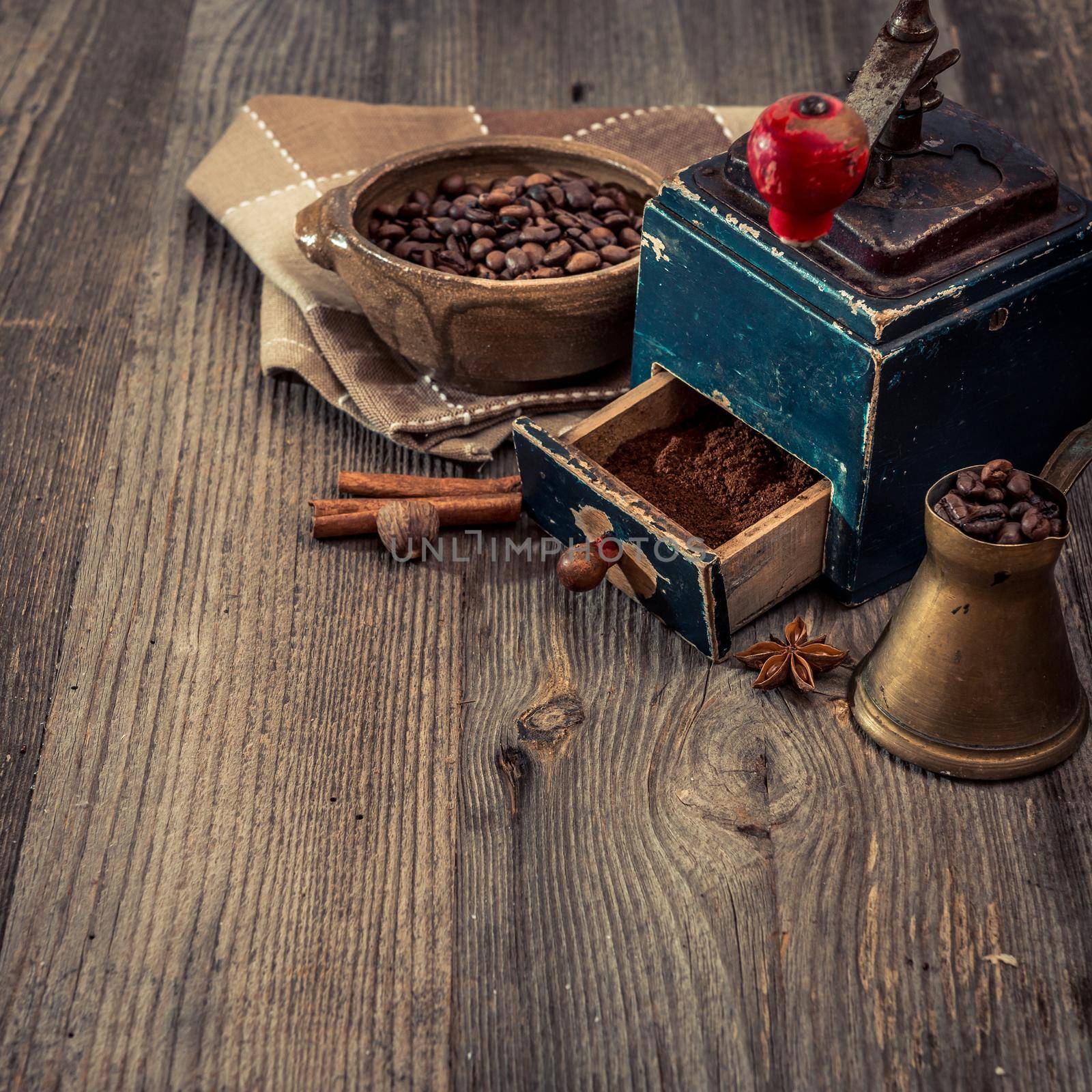 old grinder and coffee beans by tan4ikk1