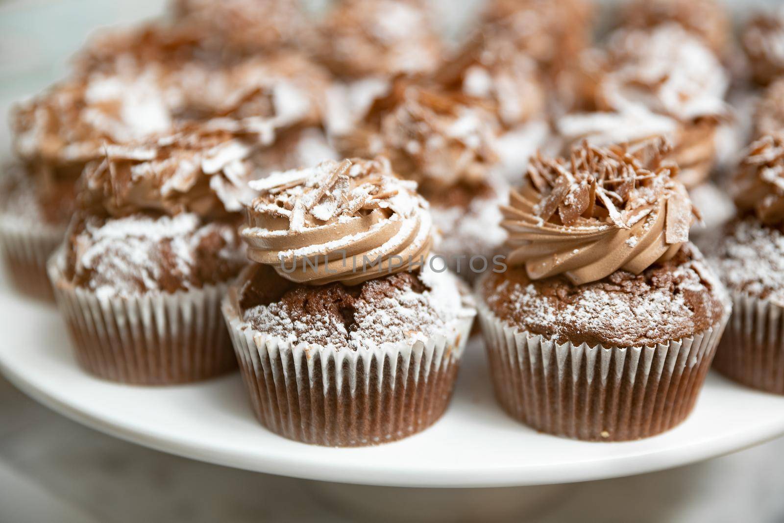 Muffins with chocolate on the plate