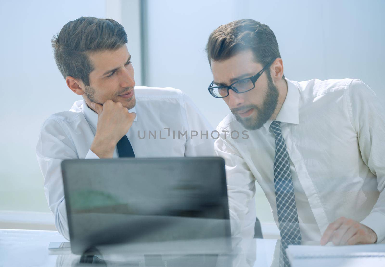 close up.business colleagues discuss online information.people and technology