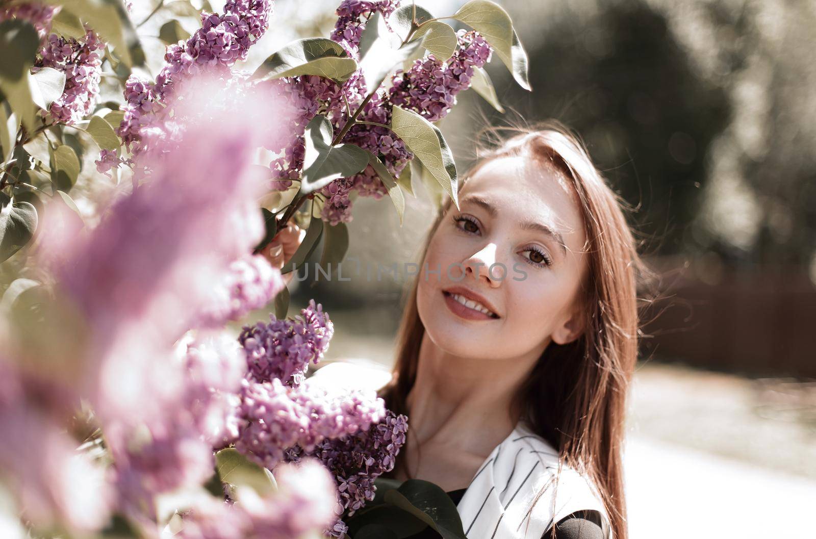 romantic portrait of a beautiful young woman in the spring garden.