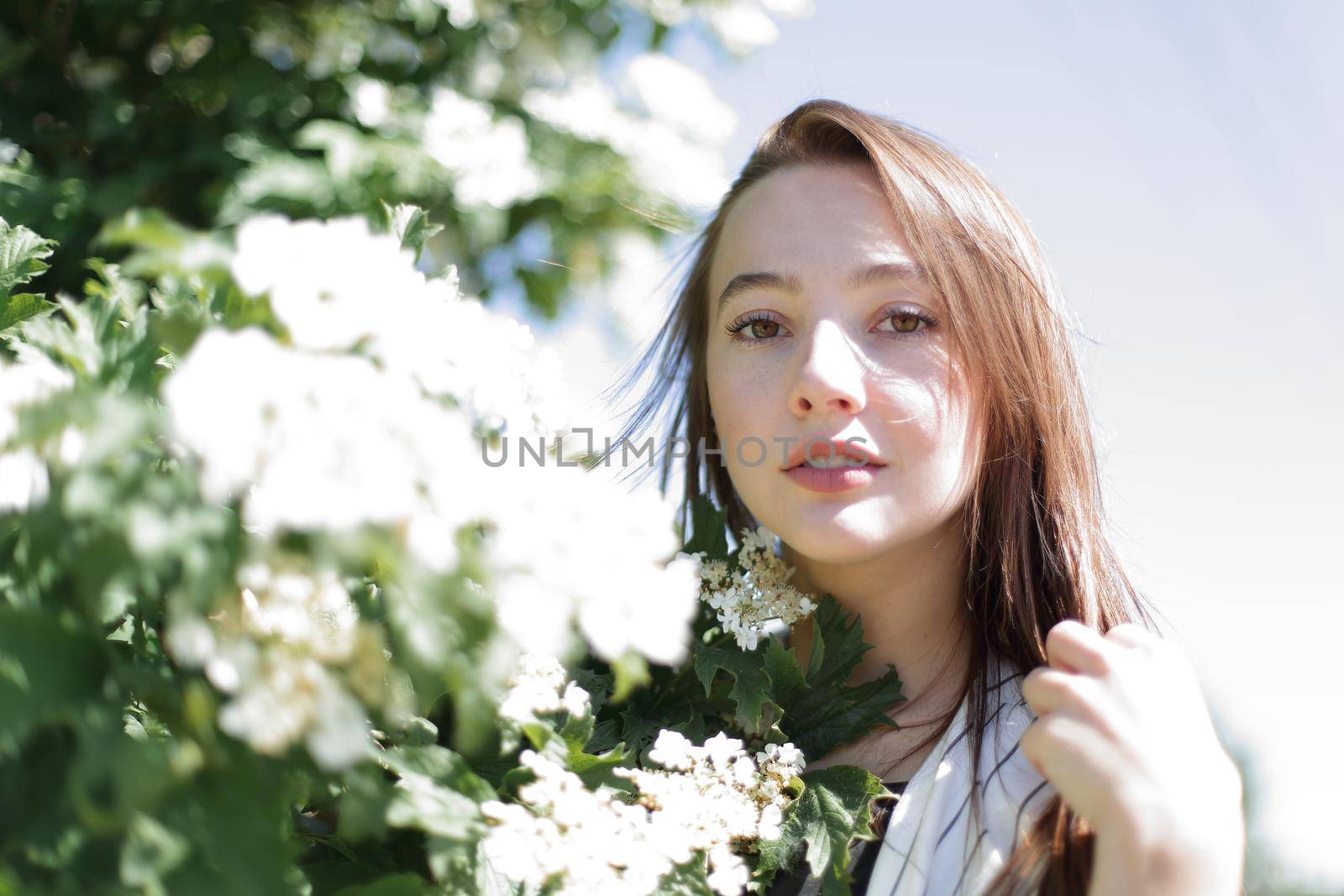 romantic portrait of a beautiful young woman in the spring garden.