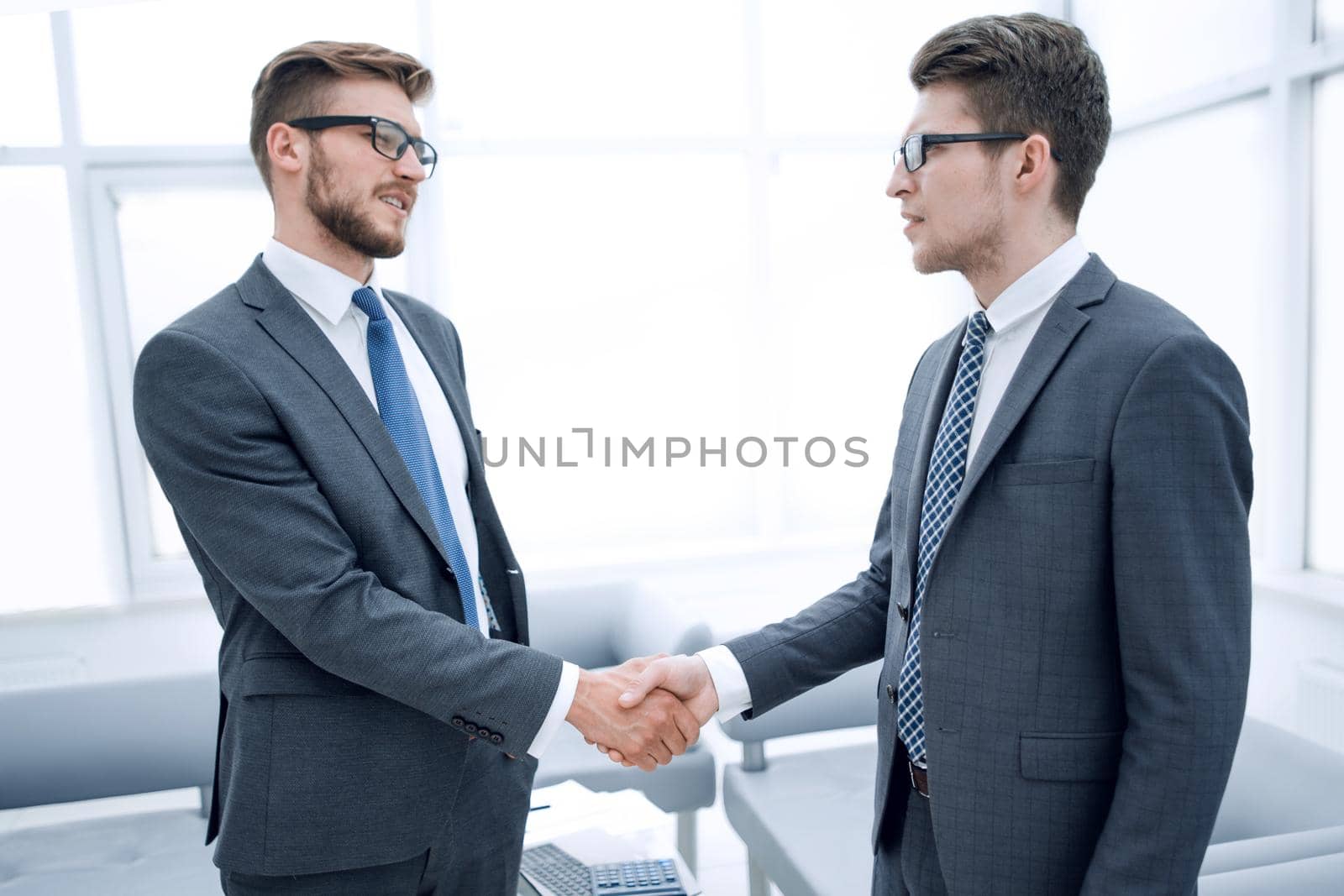 close up.handshake business people in a modern office.concept of partnership