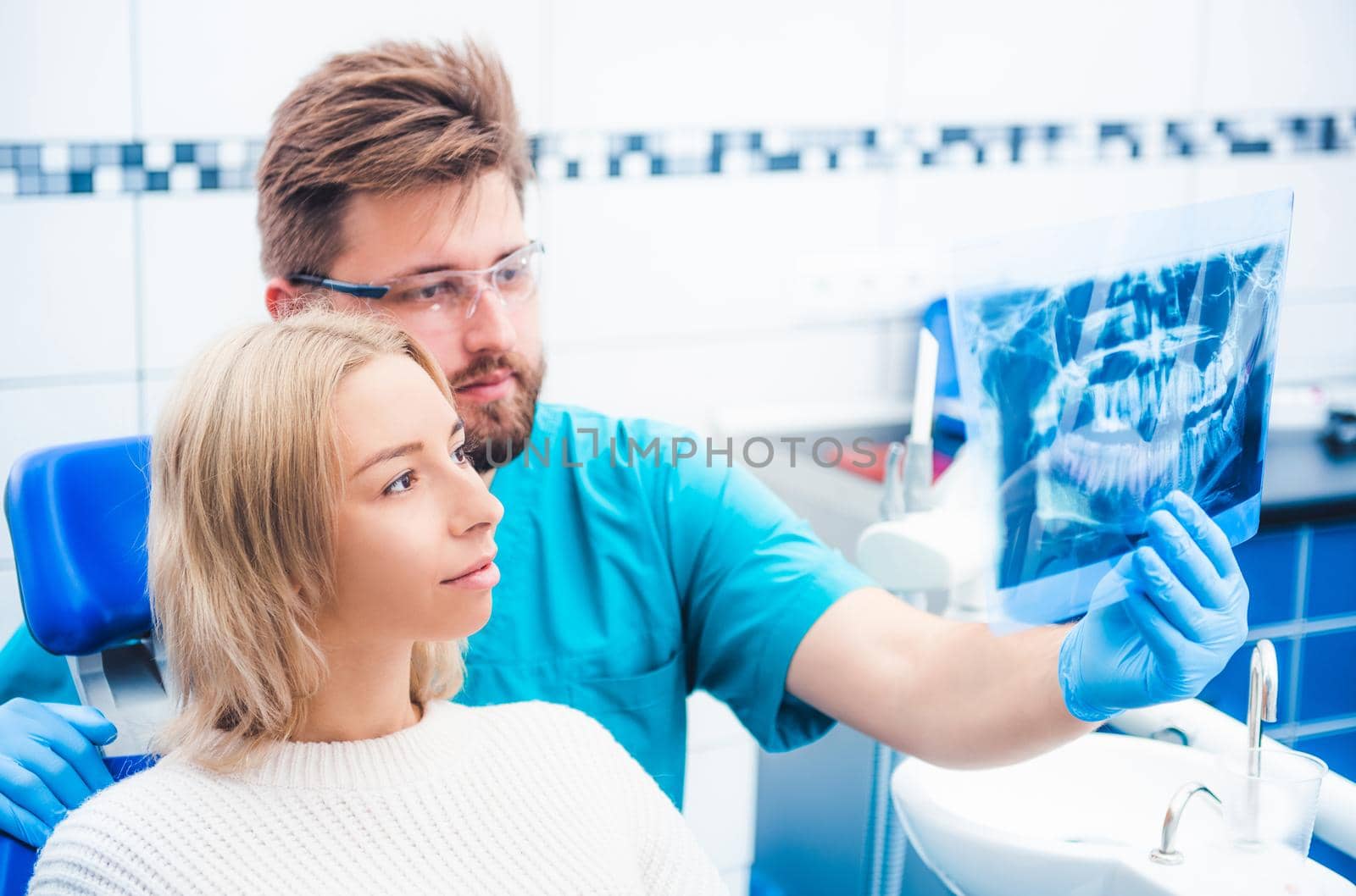 Doctor showing x-ray snapshot by GekaSkr