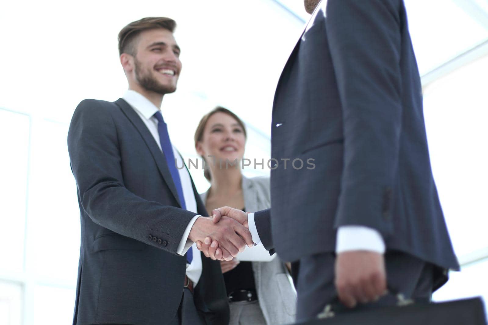 confident handshake of business partners .concept of cooperation