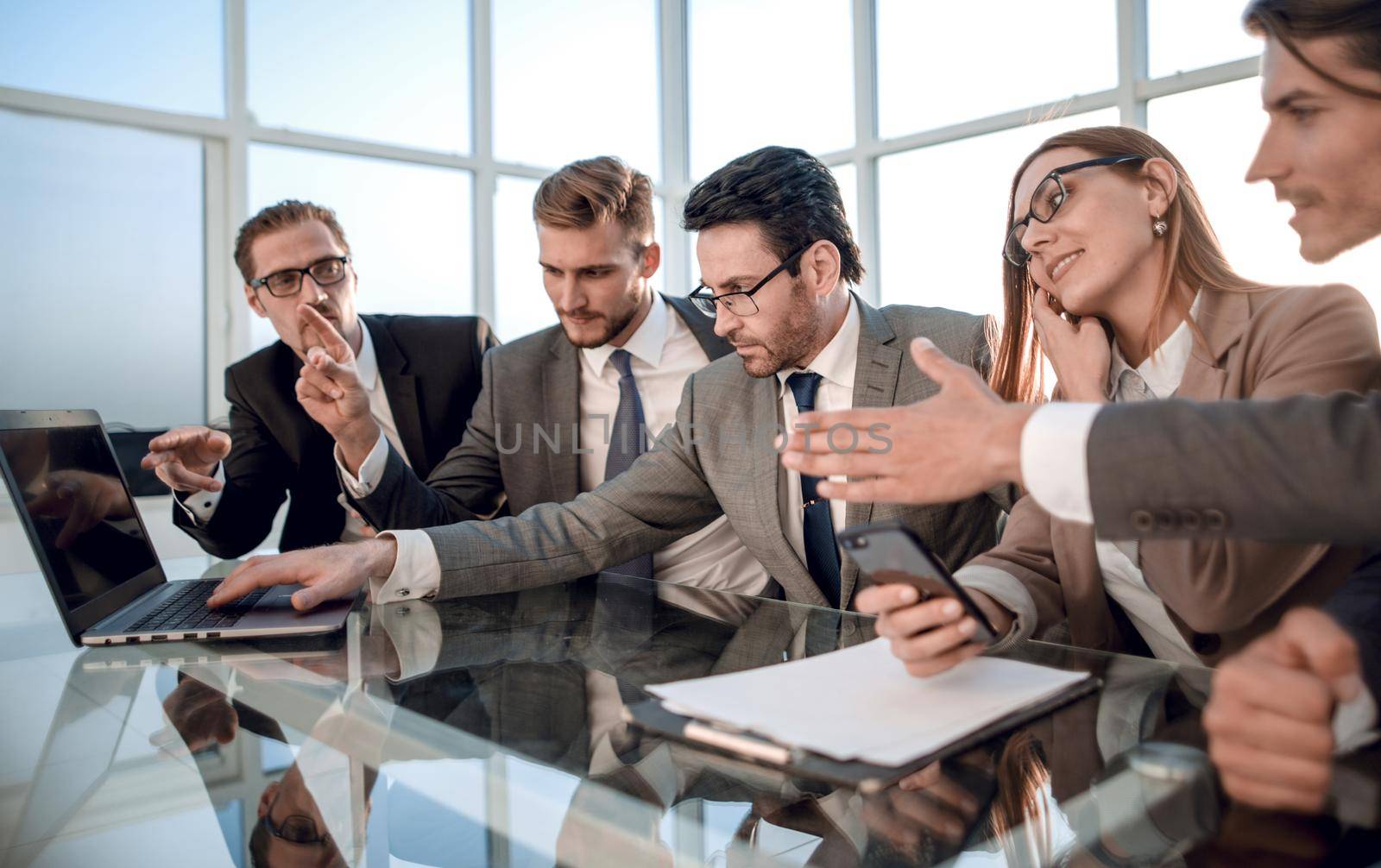 Senior and young colleagues discuss an online project on the PC screen