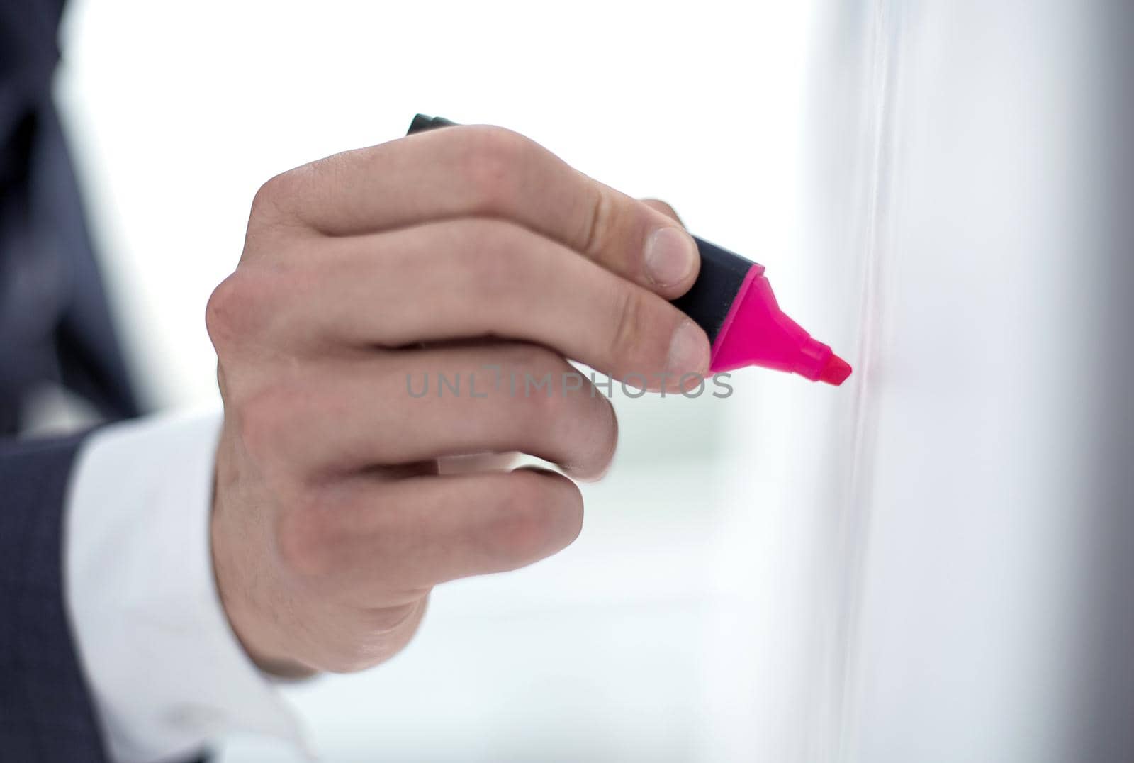 close up.businessman draws a red marker on the flipchart.business concept