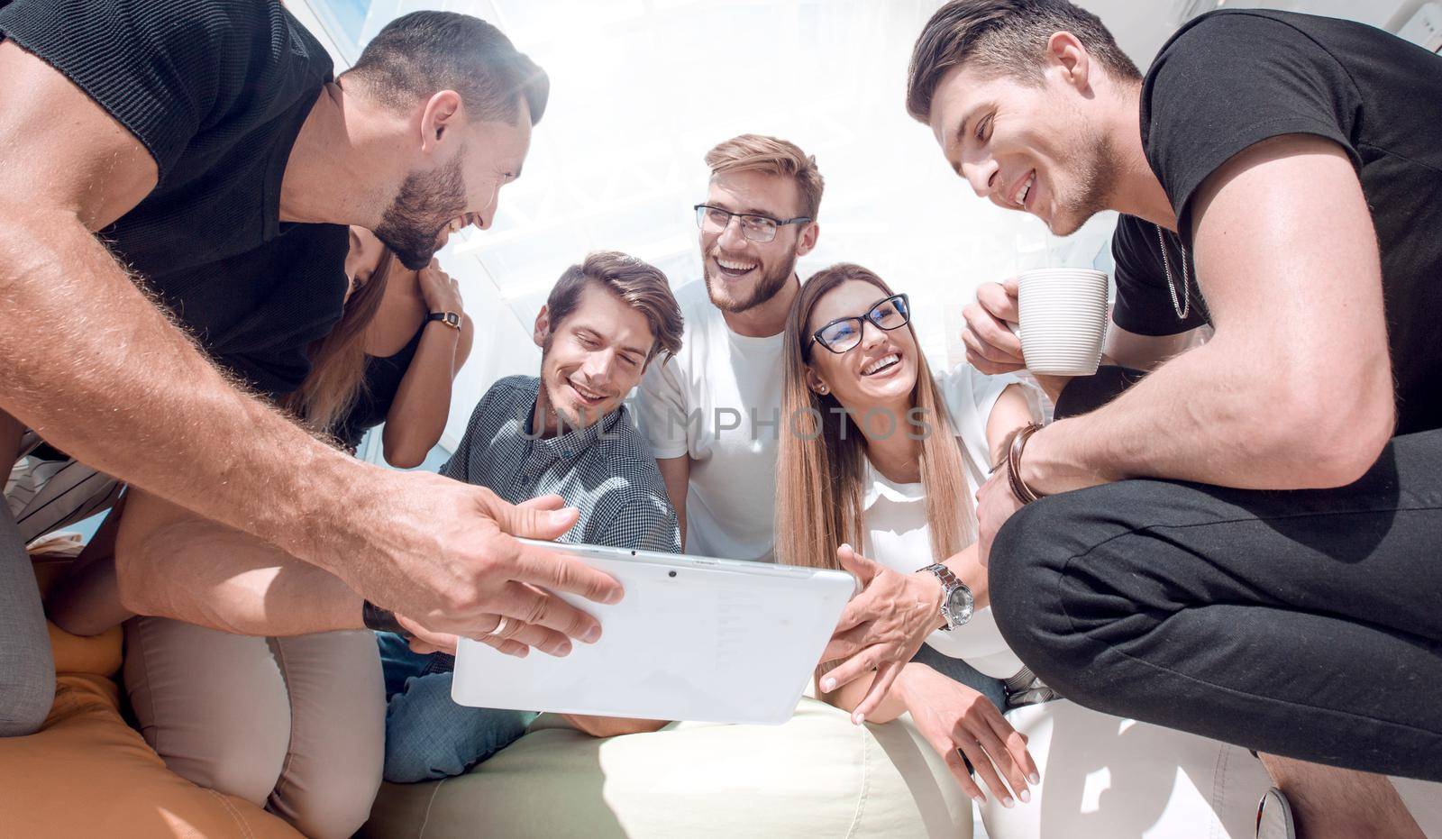 Group of casually dressed businesspeople discussing ideas in the office.concept of a startup