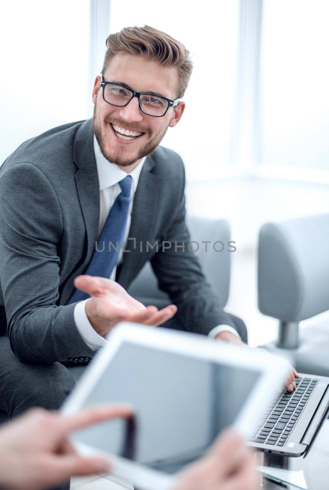 close up.businessman in the workplace in the office. new technology concept