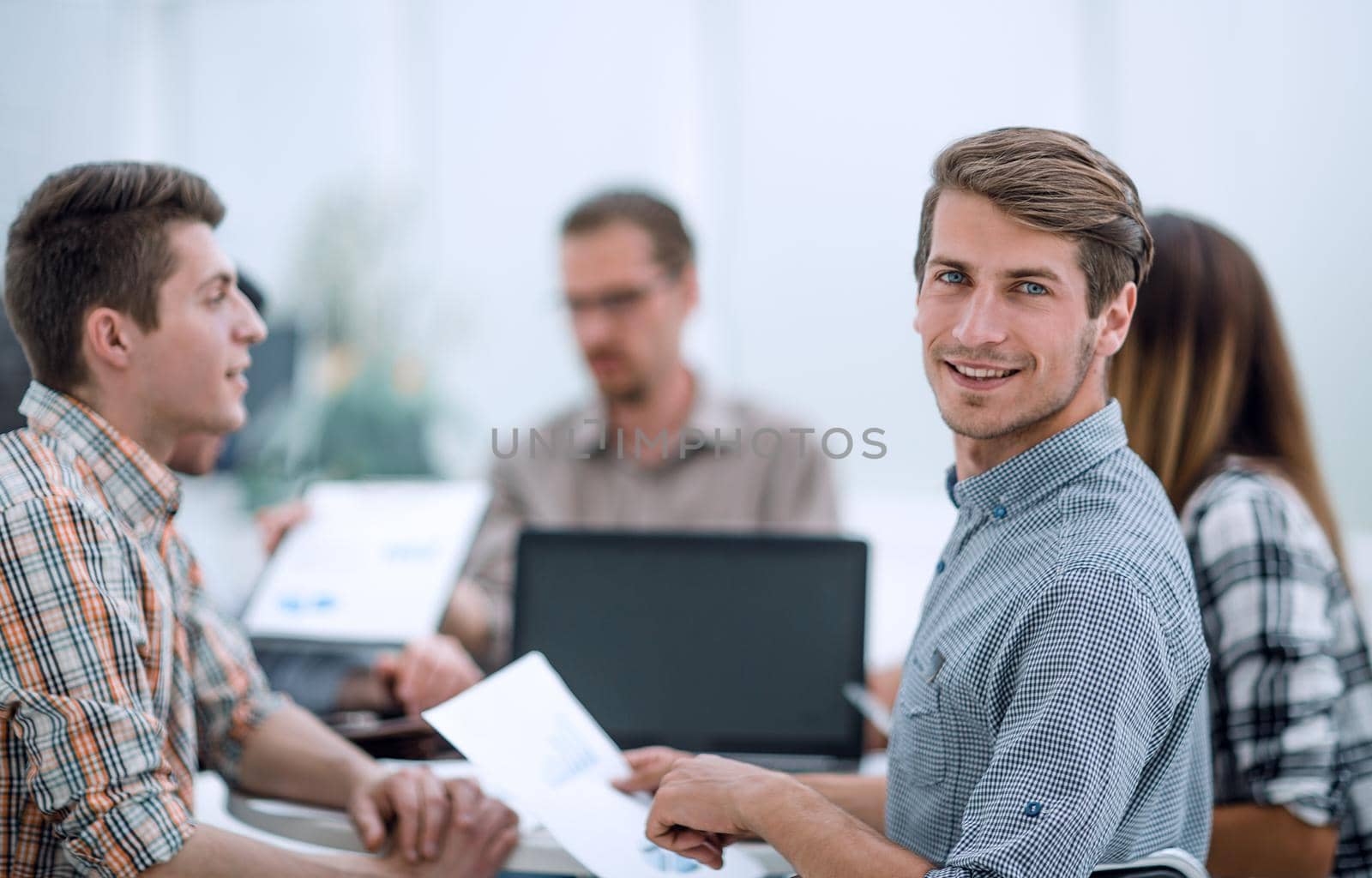 close up.successful employee sitting at the Desk.photo with copy space