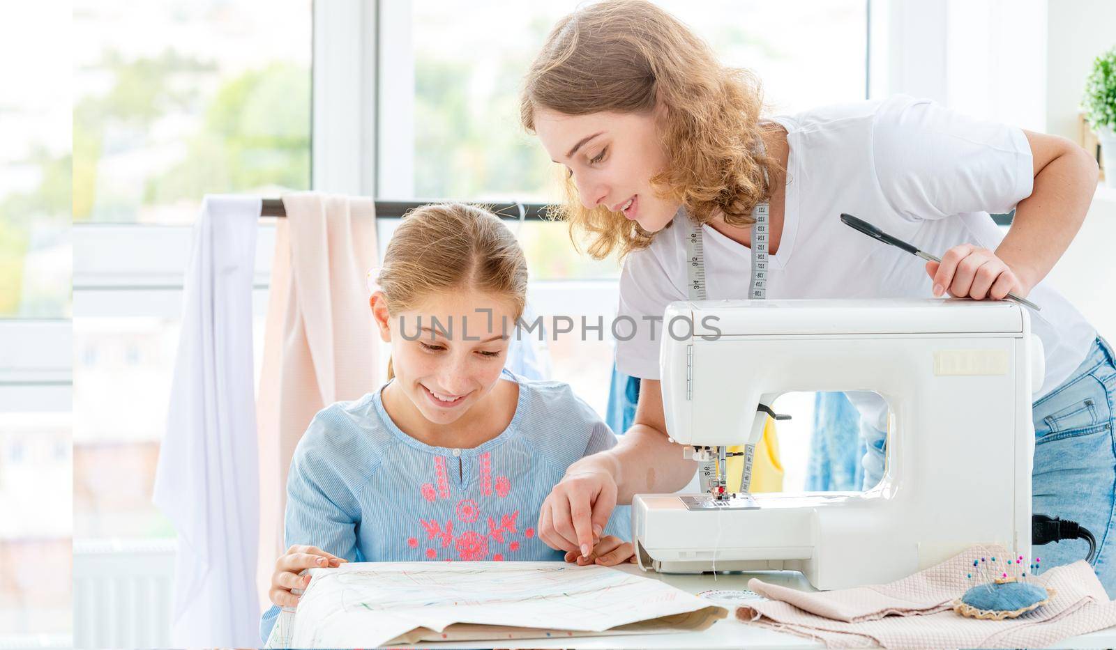 Tailor is teaching student at workshop