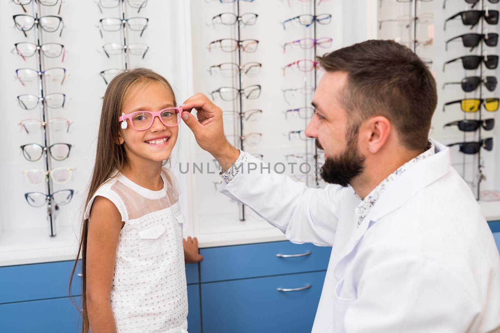 girl and doctor choose glasses by GekaSkr