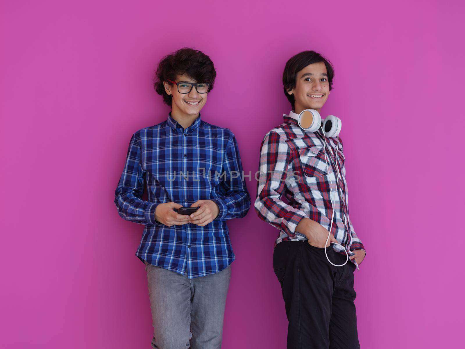 Arabic teenagers group  portrait against pink wall  ž