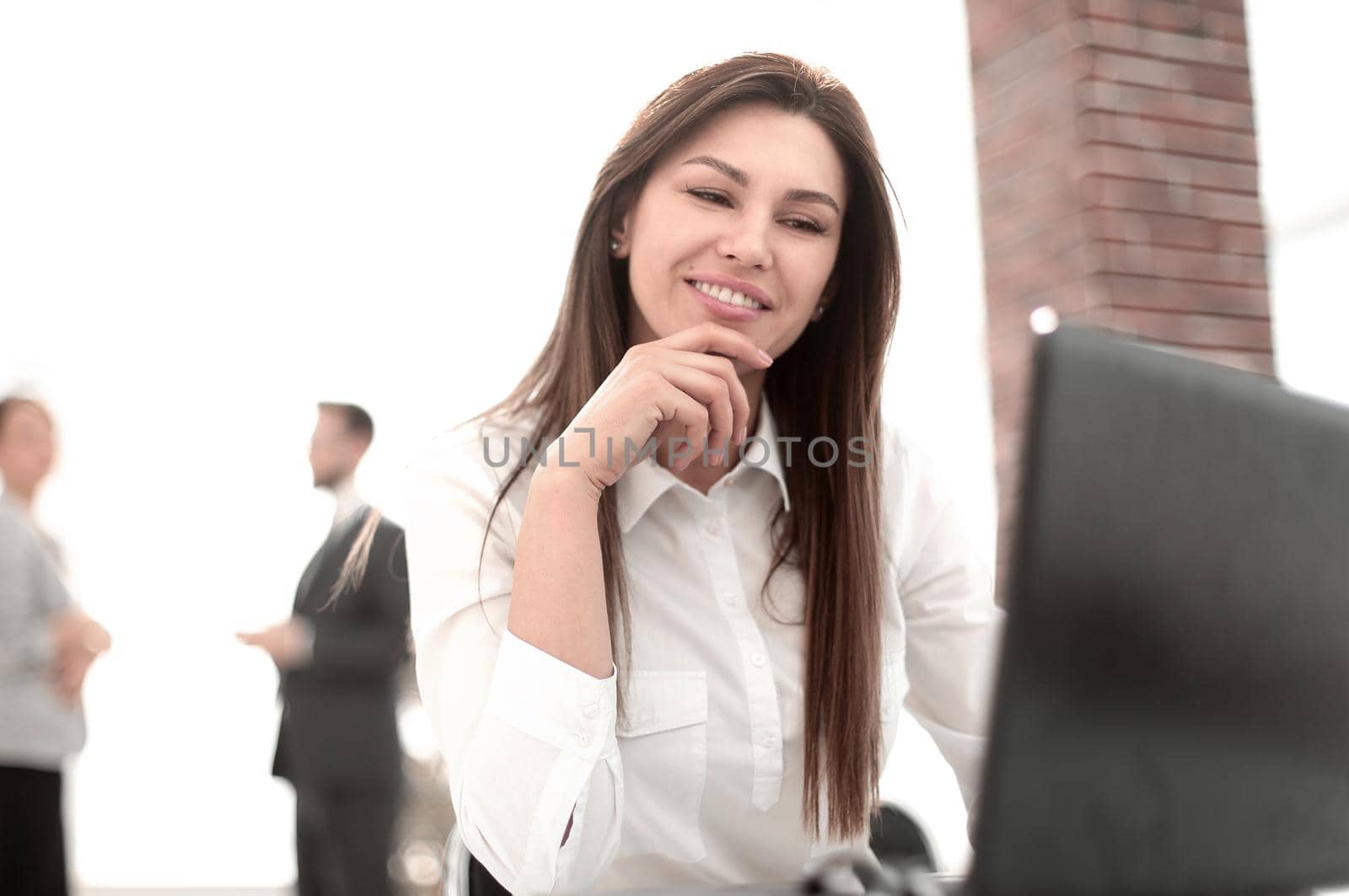 close up.smiling business woman at workplace in office.photo with text space