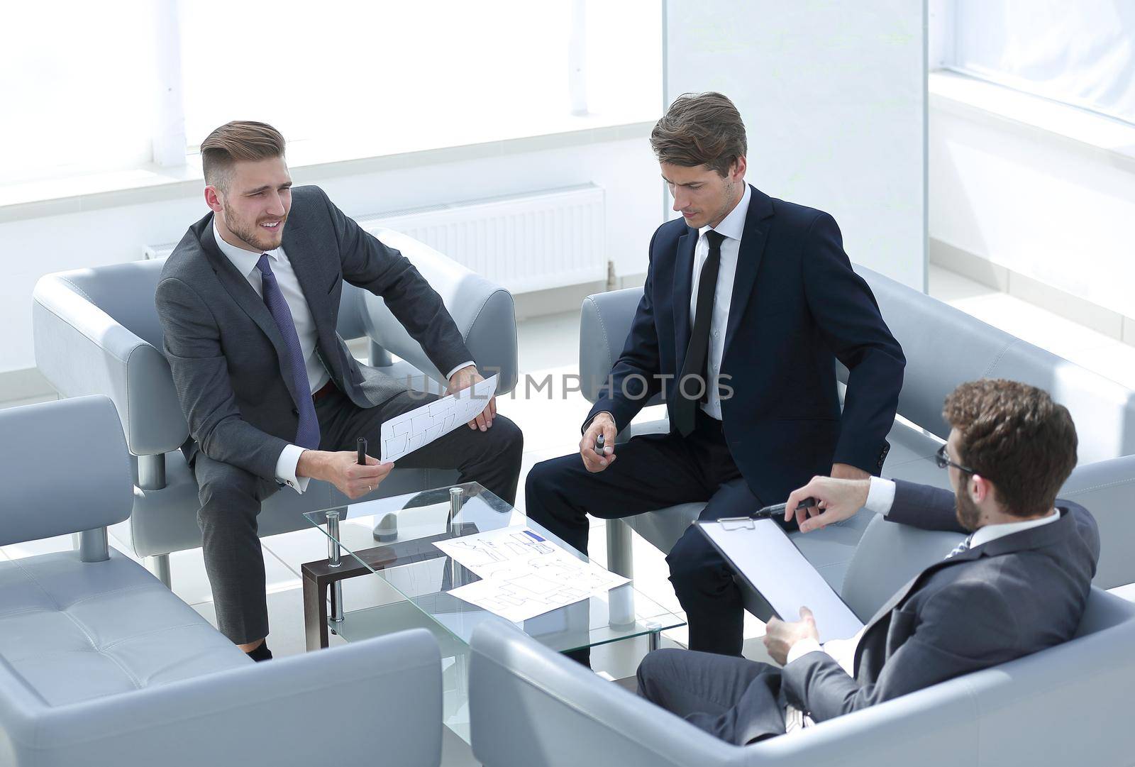 business partners before signing the contract.business concept