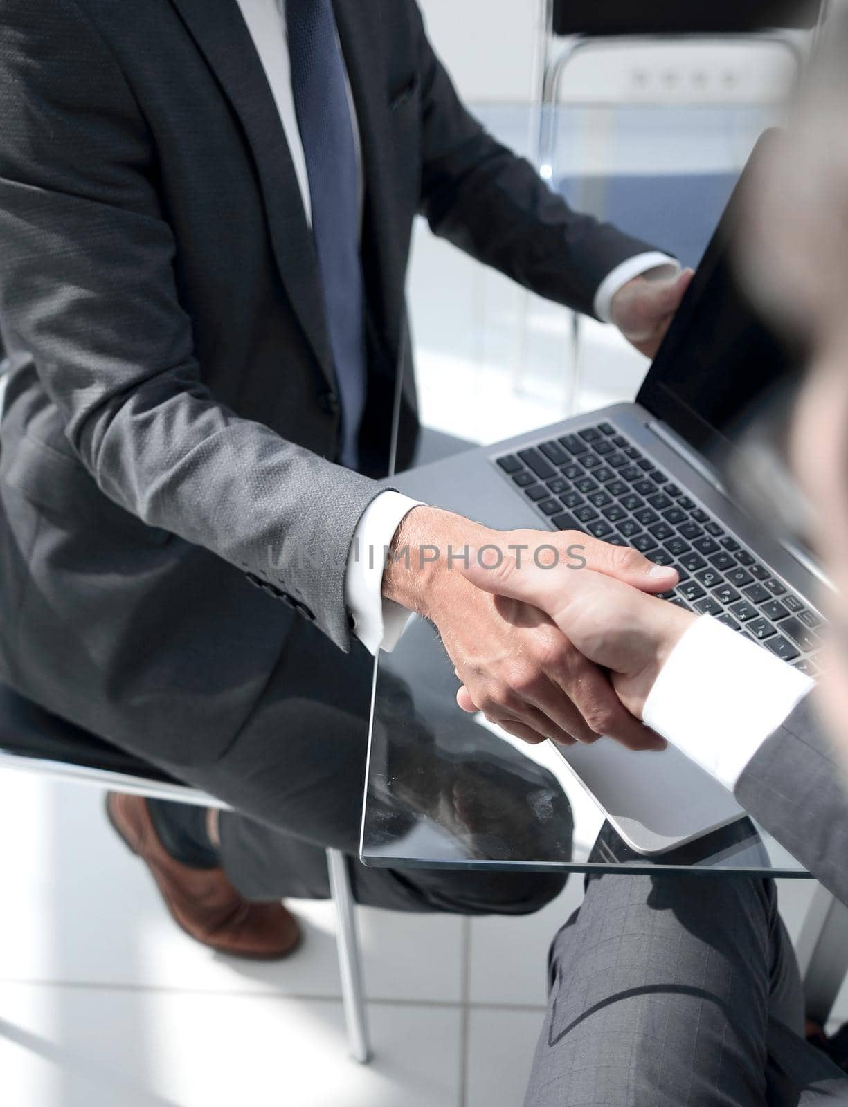 close up.handshake business people in the Bank office.business concept