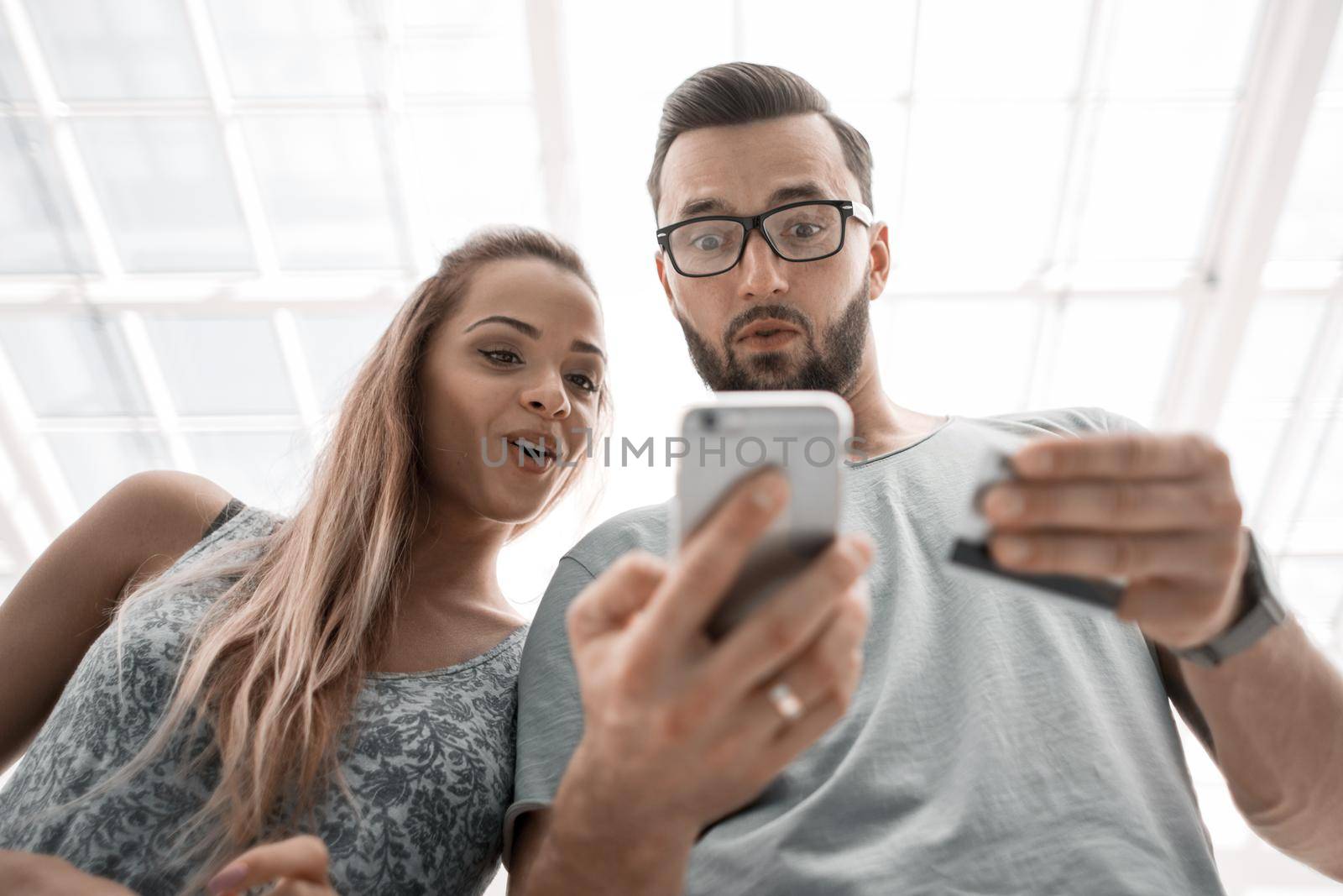 young couple using smartphone for online shopping.people and technology