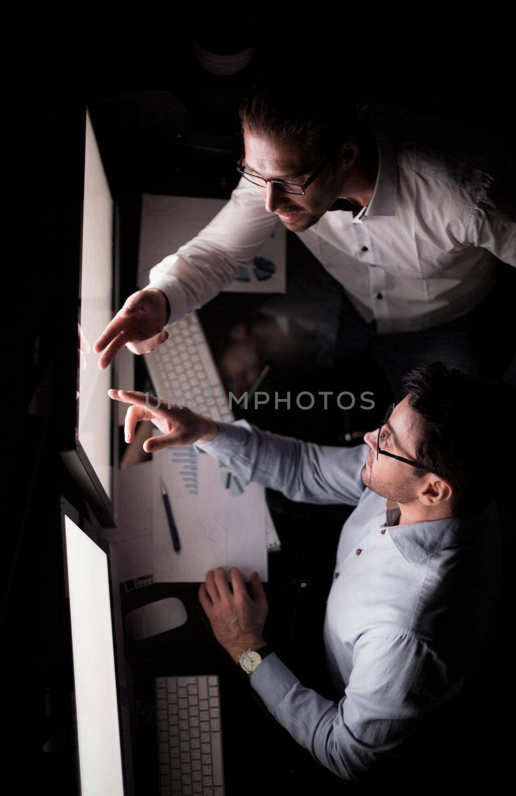 top view .business colleagues discussing information on the computer screen.business and technology